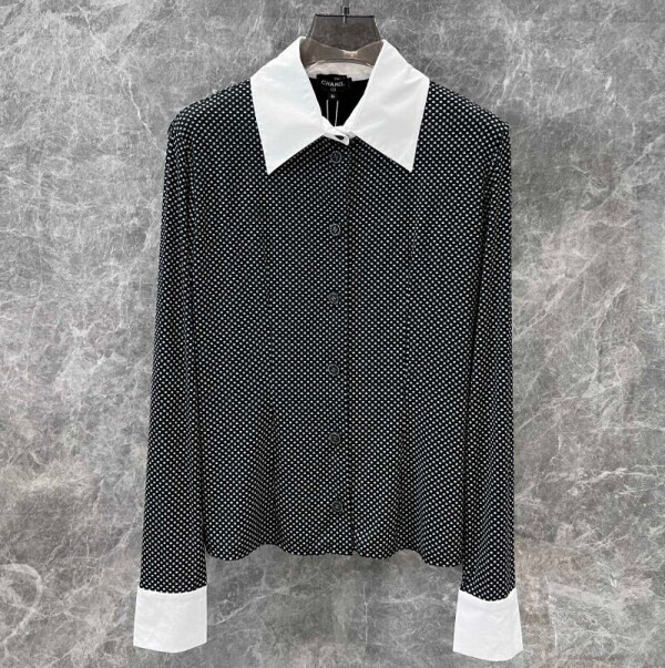 위핑,샤넬 FW24 로고만 프린트 싱글 긴팔셔츠 블랙화이트 P78128