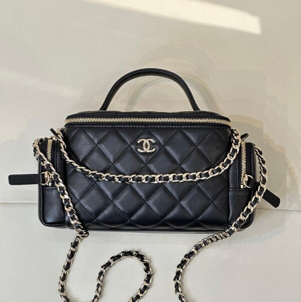위핑,샤넬 코스메틱 케이스 Shiny Crumpled Lambskin & Gold-Tone Metal  AS5222