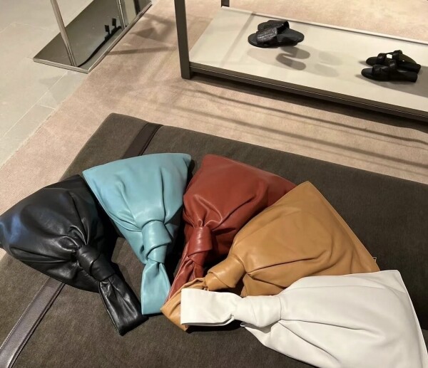 위핑,보테가베네타 비텔로 나파 트위스트백 블랙 화이트
