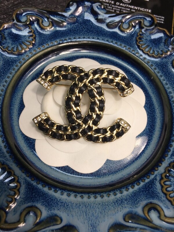 위핑,샤넬 CHANEL 클래식 로고 디자인 패션 브로치