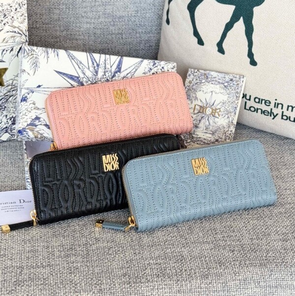 위핑,디올 Miss Dior Voyageur 슬림 지갑 3컬러 S3604UBTK_M900