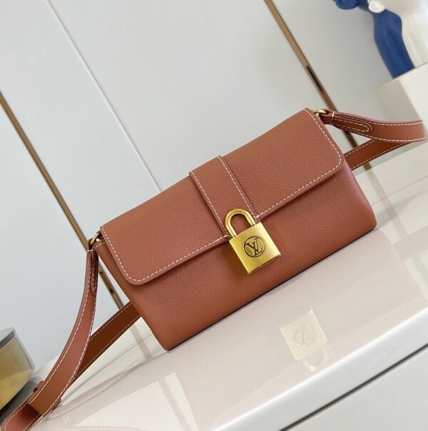 블링크,루이비통 WALLET ON CHAIN 로우 키백 M12147