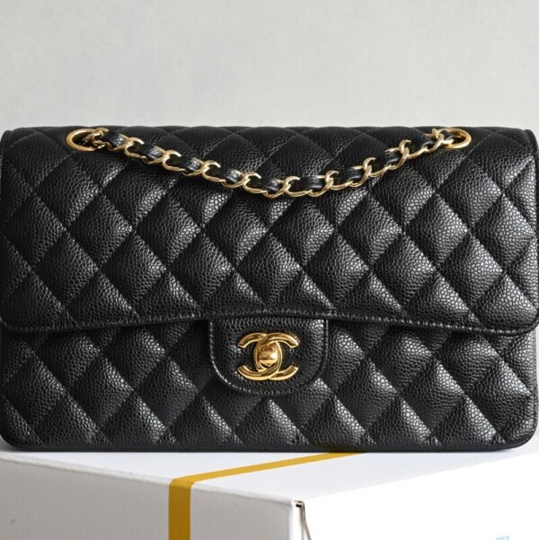 위핑,샤넬 클래식 미듐 캐비어 플랩백 금장 A01112