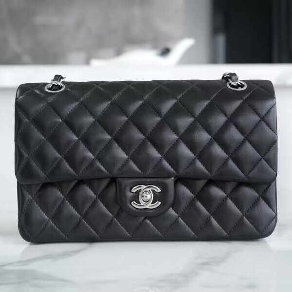 위핑,샤넬 클래식 미듐 램스킨 은장 플랩백  A01112