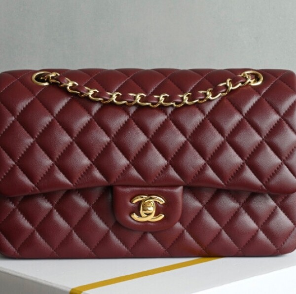 위핑,샤넬 클래식 미듐  레드 금장 플랩백  A01112