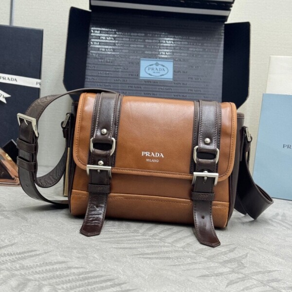 블링크,프라다 가죽 버클 크로스바디 백 카멜 2VD078