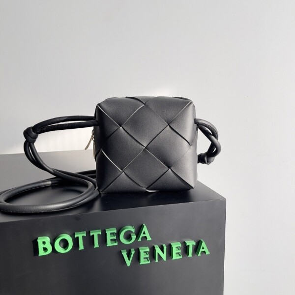 블링크,보테가베네타 카세트 카메라 백 블랙  701915