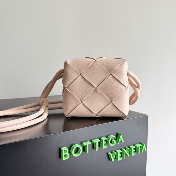 블링크,보테가베네타 카세트 카메라 백 핑크 701915