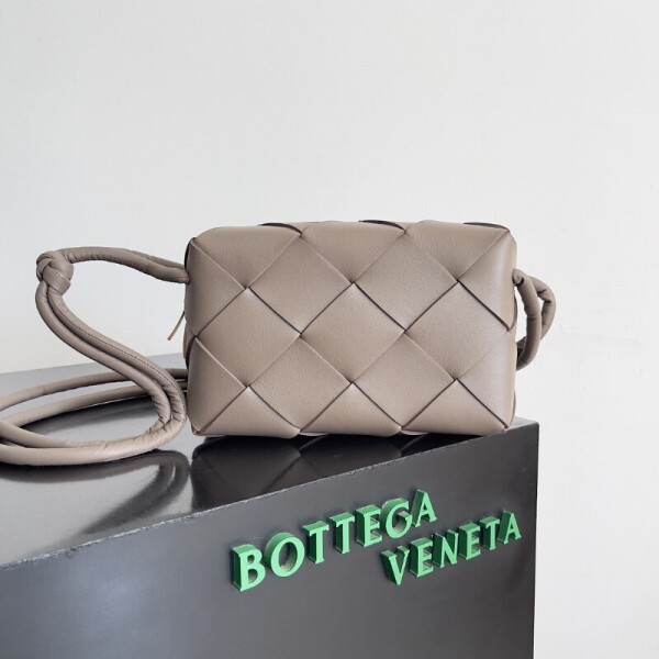 블링크,보테가베네타 스몰 카세트 브라운 크로스백 709417