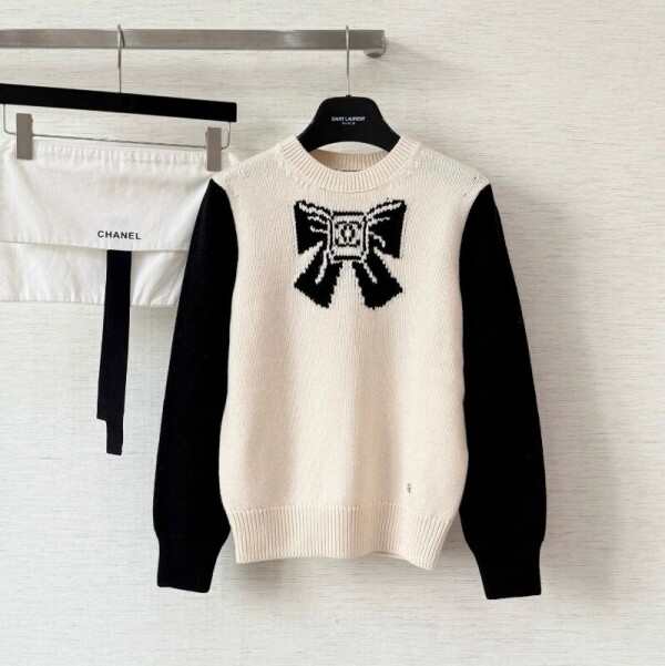 블링크,샤넬 25N 코코네쥬 풀오버 리본 CC로고 캐시미어 니트 울 투톤 에크루 블랙 P79718  Y
