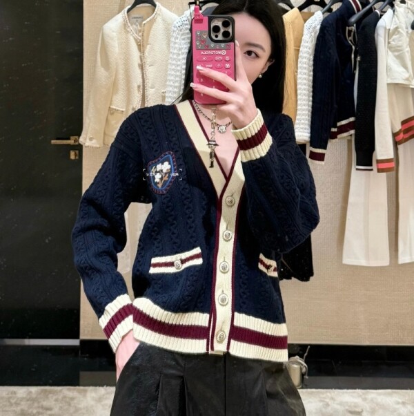 블링크,샤넬 26C 크루즈 캐시미어 가디건 브이넥 CC로고 패치  P81052  H