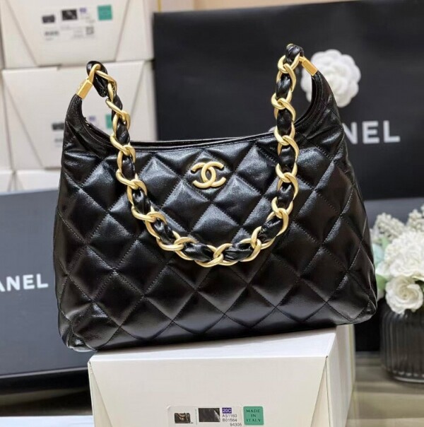 블링크,샤넬 호보 핸드백 유광 그레인드 카프스킨, 골드 메탈 스몰 AS4293