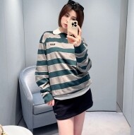 미우미우 스트라이프 로고 패치 스웨트셔츠 MJLA39SOOO  D