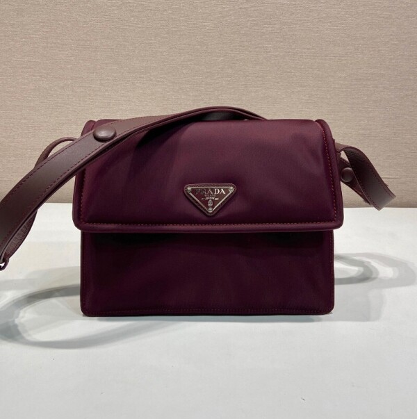 블링크,프라다 트래블러 스몰 리나일론 패딩 숄더백 1BD313