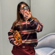 미우미우 체닐 자수 하프 집업 스웨터 MMR465  H