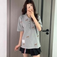 톰브라운 홀스 자수 반소매 폴로 셔츠 남여공용 3컬러 FJP126E00050100  H