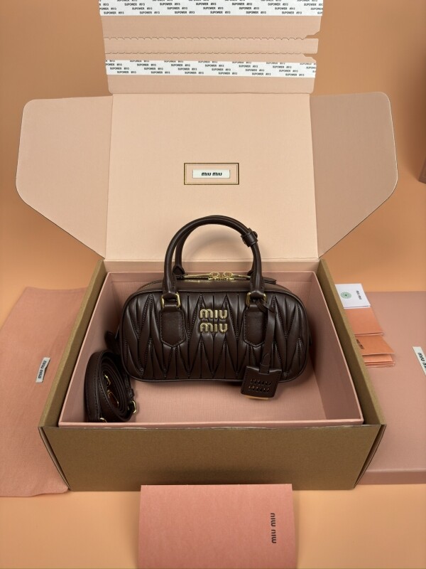 블링크,미우미우 아르카디 마테라쎄 나파 레더 토트벡 5BB142