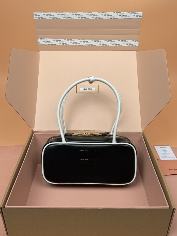 블링크,미우미우 토트백 나플락 페이던트 보백 5BB173 미디움