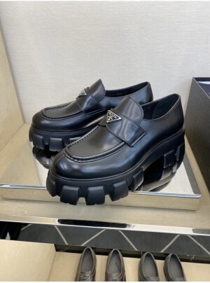 프라다 모놀리스 브러시드 가죽 남성 로퍼