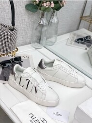 발렌티노 락스터드 언타이틀드 남녀공용화 8컬러