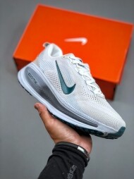 Nike VOMERO 18 Nike VOMERO 18