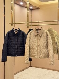 버버리 크롭 퀼팅 나일론 재킷  81050981